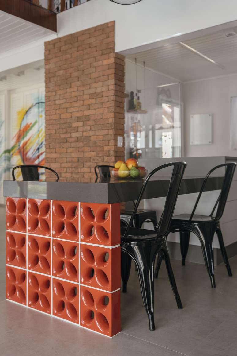 Bancada ou mesa de apoio s&atilde;o boas dicas para o dia a dia corrido que exige refei&ccedil;&otilde;es r&aacute;pidas. Projeto de PB Arquitetura