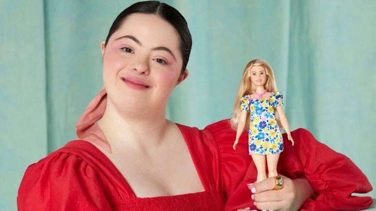 A modelo britânica Ellie Goldstein disse que se sentiu 'impressionada' quando viu a nova Barbie