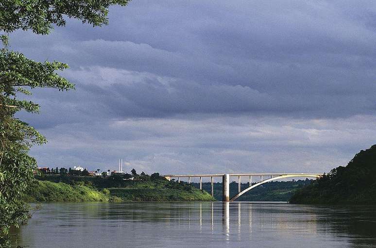 Ponte da Amizade sobre o rio Paraná, ligando a cidade brasileira de Foz do Iguaçu à cidade paraguaia de Ciudad del Este.