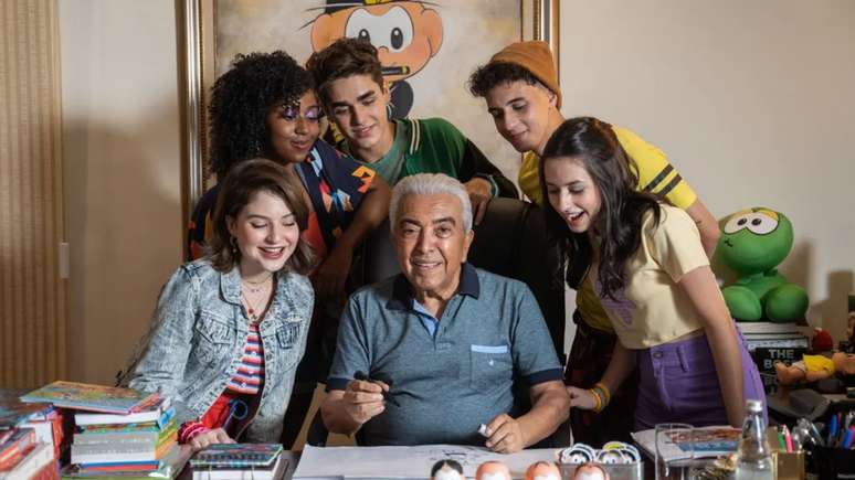 Na foto estão, em cima, Carol Roberto (Milena) Theo Salomão (Cascão), Bianca Paiva (Magali), e, embaixo, Sophia Valverde (Mônica) e Xande Valois (Cebola) com Mauricio de Sousa —