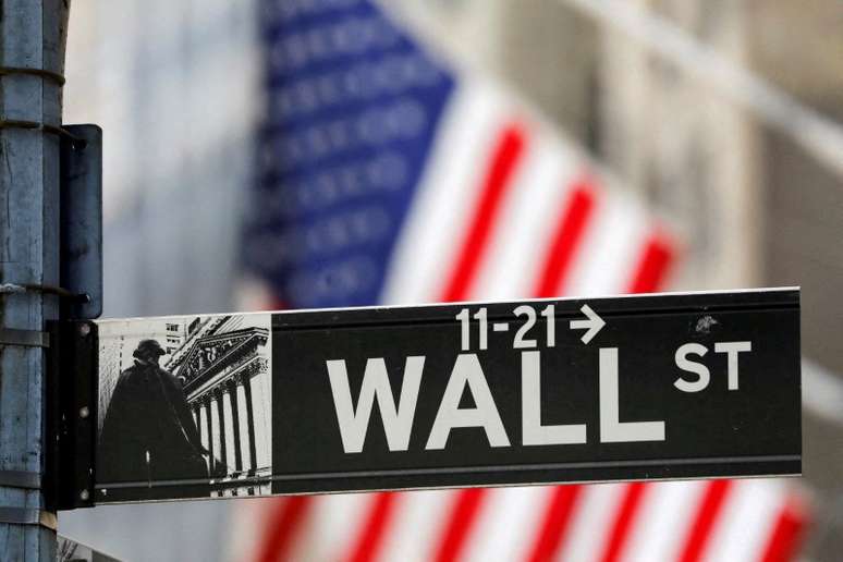 Placa em frente à Bolsa de Valores de Nova York sinaliza Wall Street
19/07/2021
REUTERS/Andrew Kelly