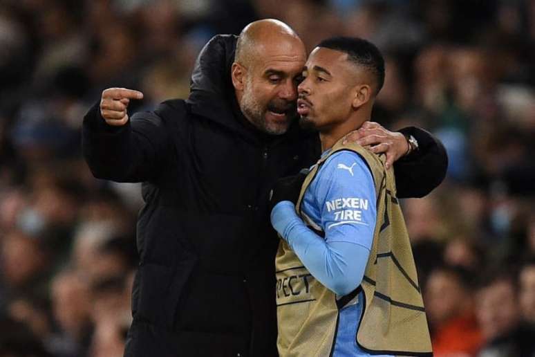 Guardiola e Gabriel Jesus trabalharam juntos no Manchester City (Foto: Oli SCARFF / AFP)