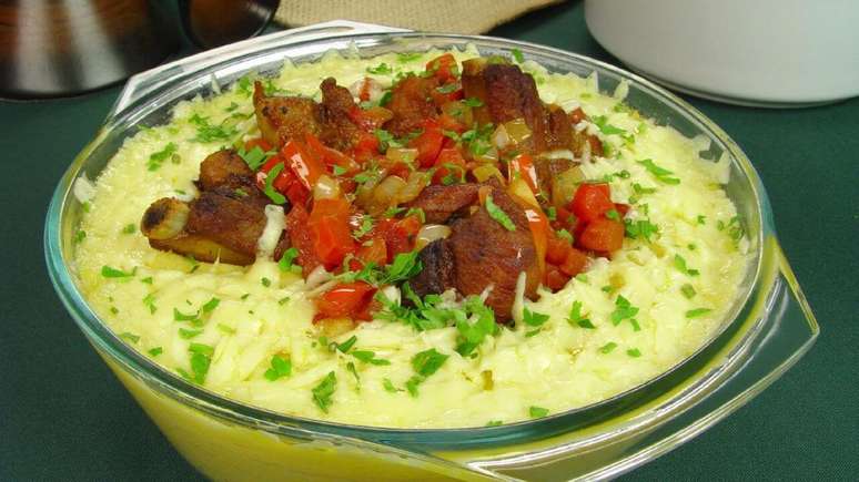 Polenta com queijo e costelinha