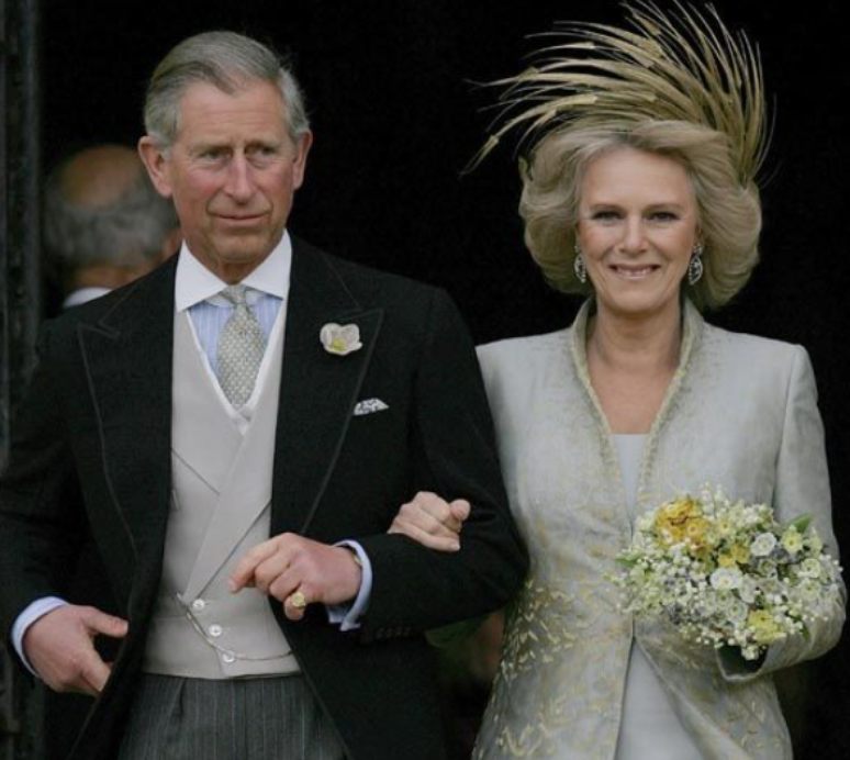Charles III e Camila durante a cerimônia de casamento em 2005, no castelo de Windsor; cerimônia civil contou com apenas 28 convidados 