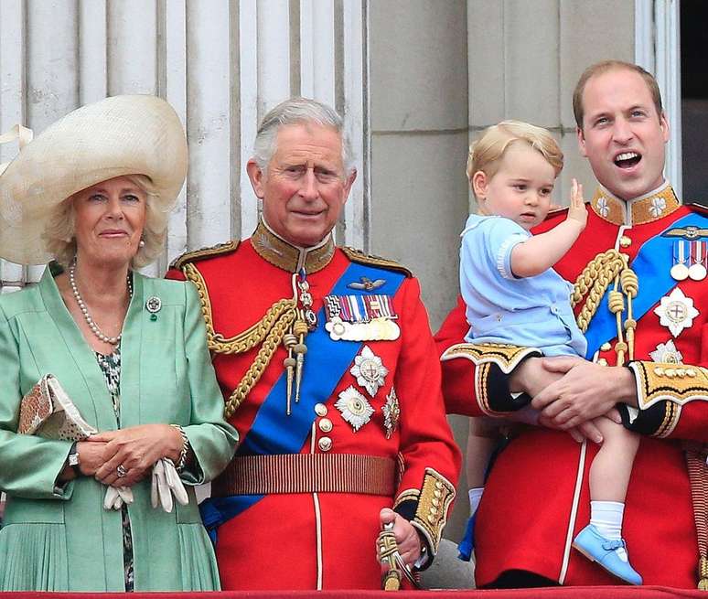 O rei Charles III ao lado da rainha consorte, Camilla, e dos príncipes William e George, primeiro e segundo, respectivamente, na linha de sucessão ao trono britânico 