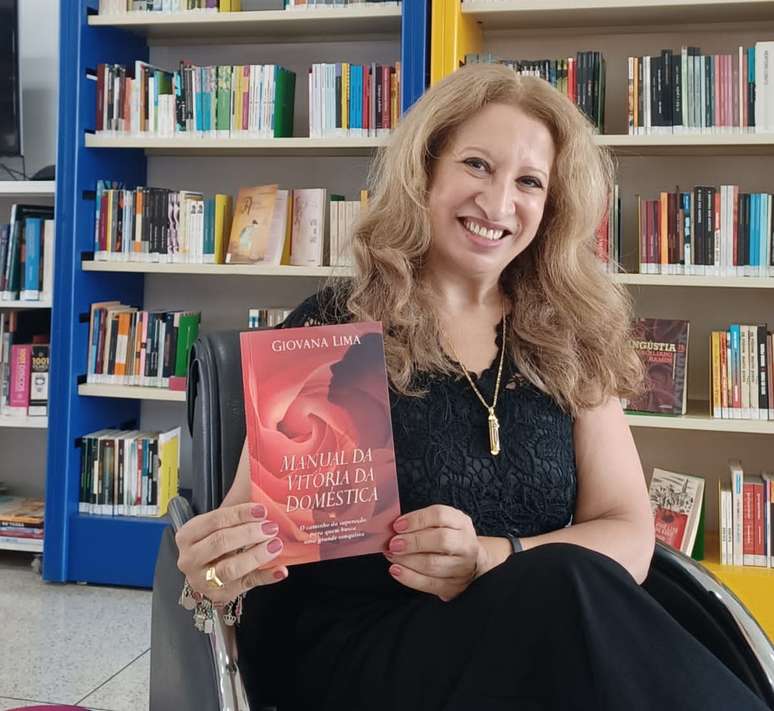 A professora Kátia Giovana lançou um livro com dicas para outras mulheres em situação de vulnerabilidade