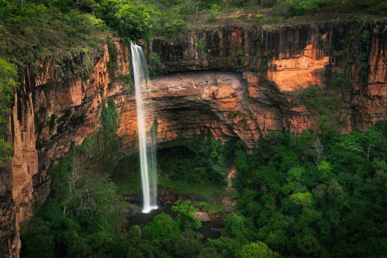 Cachoeira V&eacute;u da Noiva est&aacute; localizada no meio de um enorme c&acirc;nion 