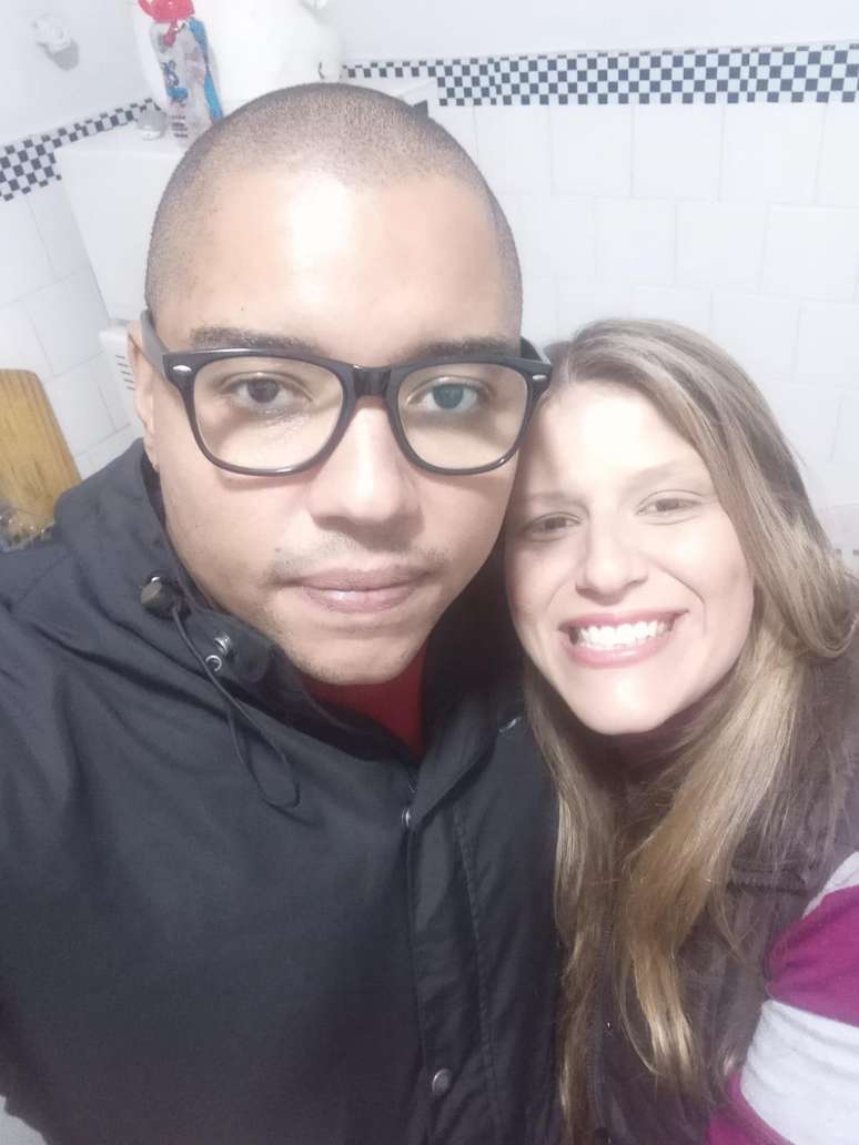 Vinicius e a esposa Carolina tentam reconstruir a vida em São Paulo