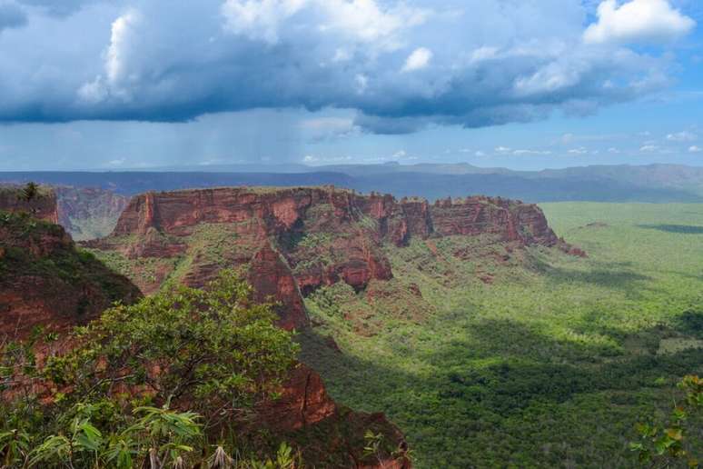 Chapada dos Guimar&atilde;es &eacute; caracterizada pela presen&ccedil;a de grandes encostas e escarpas de arenito vermelho 