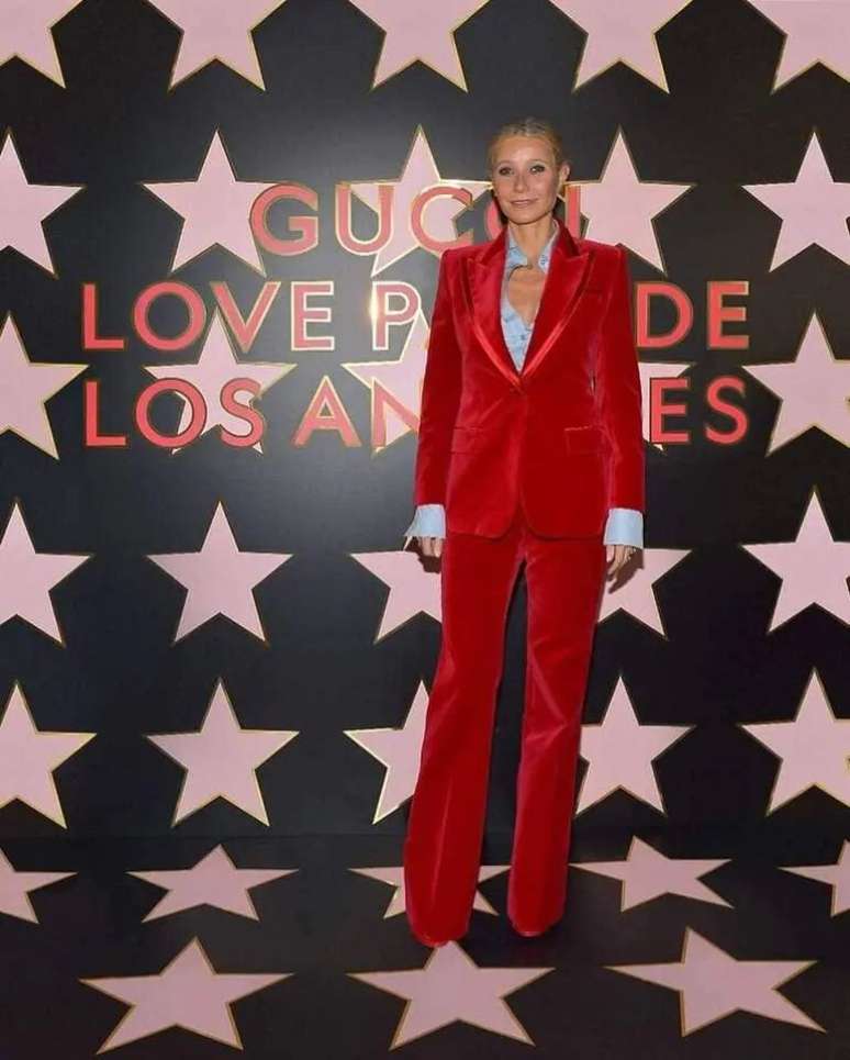 Gwyneth Paltrow com o terno vermelho no desfile da Gucci de 2021 