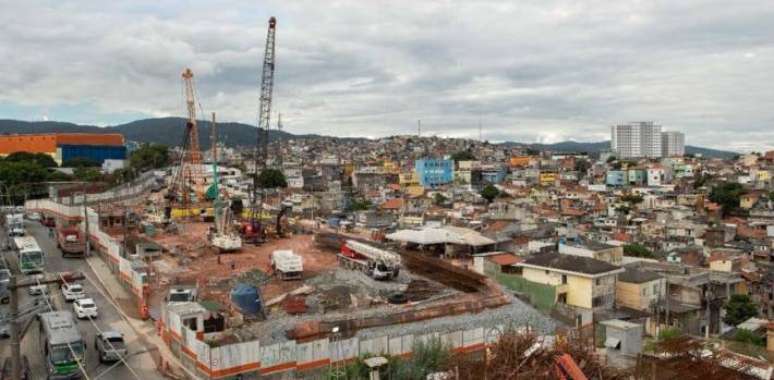 Canteiro de obras da estação Brasilândia da Linha 6-Laranja do Metrô em fevereiro de 2022; nova linha beneficiará região carente da capital