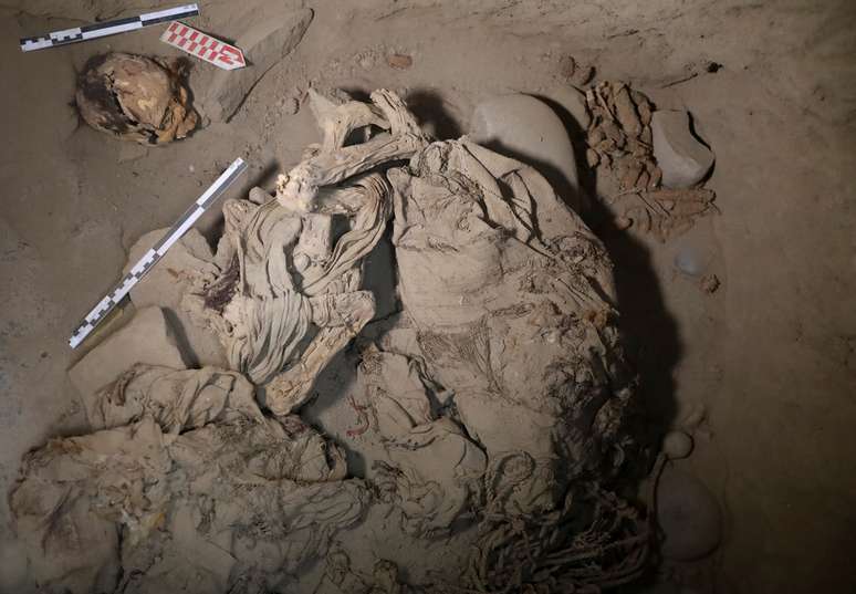 Restos esqueléticos e partes do feixe funerário de uma múmia encontrada por arqueólogos peruanos são vistos nas ruínas de Cajarmarquilla, nos arredores de Lima, Peru, em 24 de abril de 2023