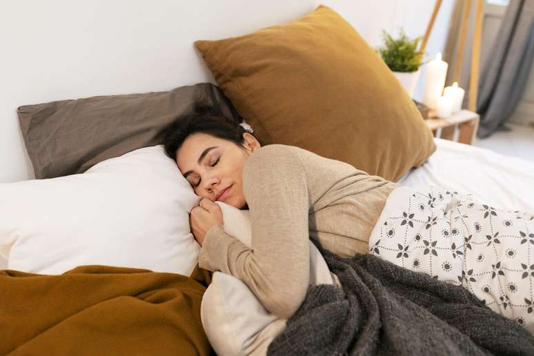 Lidar com o suor enquanto dormimos pode ser incômodo. Veja o que fazer aqui!