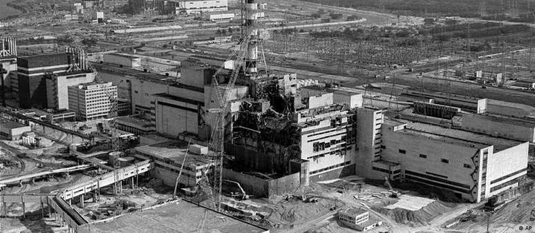 Fotografia aérea da usina de Tchernobil em 1986 mostra danos causados por explosão em reator