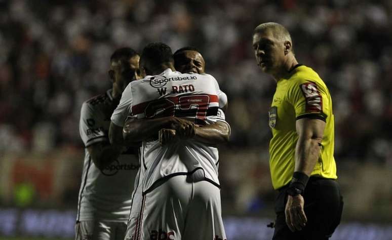 Wellington Rato comemora o gol da vitória contra o Ituano com Alisson (Foto: Rubens Chiri/São Paulo FC)