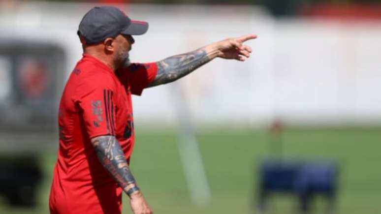 Sampaoli passa instruções para a equipe na atividade desta segunda-feira (Foto: Reprodução/Twitter/Flamengo)