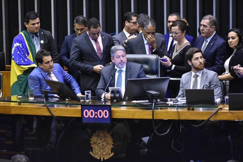 Foto mostra parlamentares em sessão da Câmara dos Deputados que aprovou a urgência na tramitação do PL 2630/2020