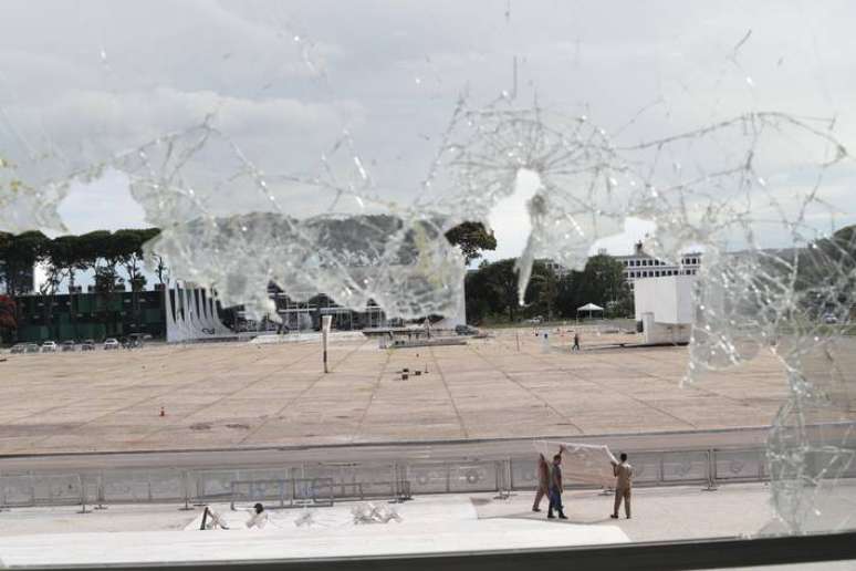 Uma visão geral mostra móveis e janelas danificadas no Palácio do Planalto, após as manifestações que ocorreram no ultimo domingo na capital federal