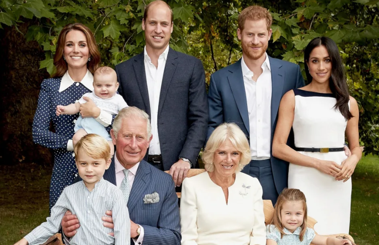 O rei Charles III ao lado da rainha consorte, Camilla, dos filhos e netos