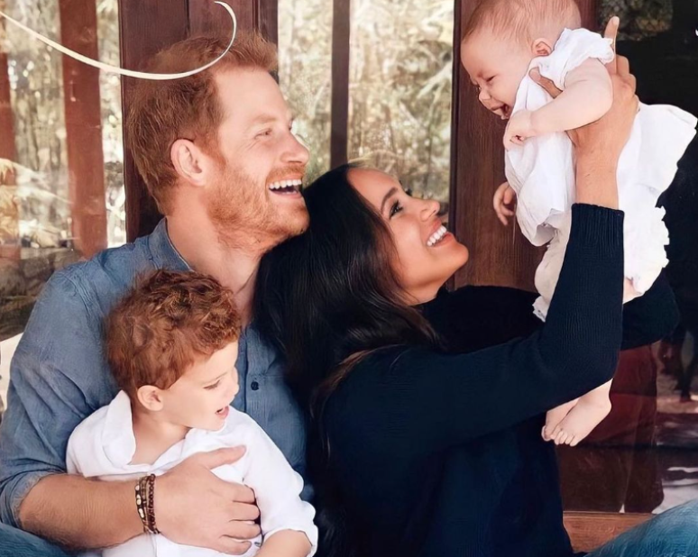 O príncipe Harry ao lado de Meghan, Archie e Lilibet