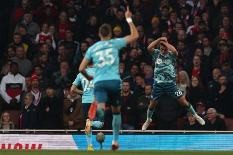 Alcaraz celebra gol contra o Arsenal na última rodada (ADRIAN DENNIS / AFP)