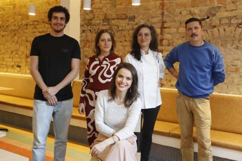 A partir da esq.: Brundo Cindicic, do Olga Ri; Patrícia Helú, chef do Caracola; a nutricionista Edvânia Soares; Luana Budel, da Le Cordon Bleu e Paulo Lemos, da Lano Alto