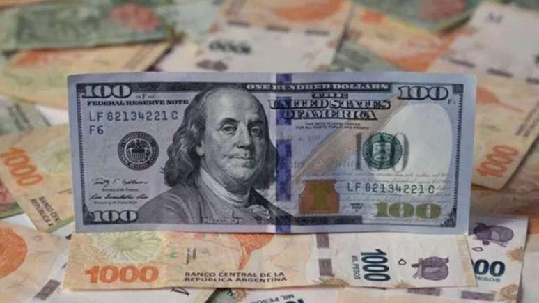 Os argentinos chamam o dólar paralelo de 'blue'