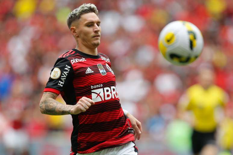 With a problem in his right hip, Varela from Flamengo will undergo surgery