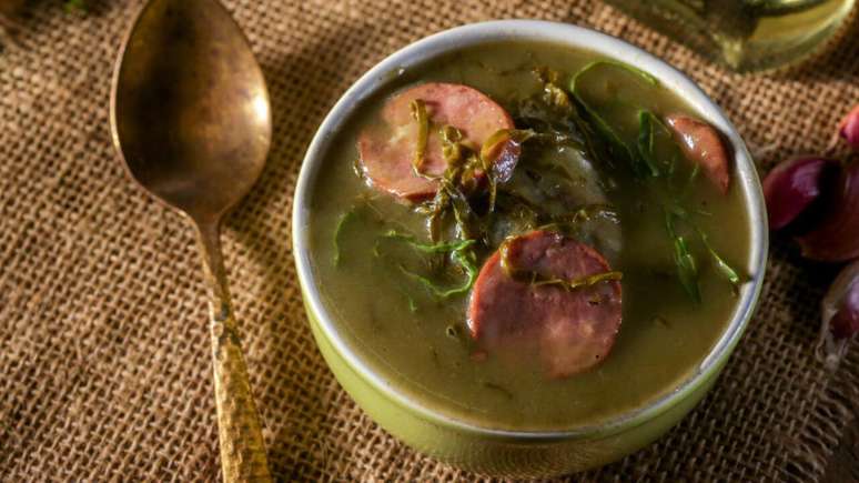 Caldo verde com linguiças