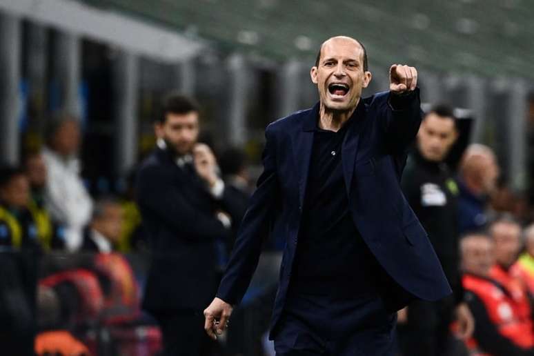 Allegri à beira do campo no dérbi (Foto: Isabella BONOTTO / AFP)