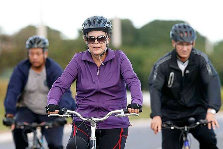 Dilma costumava pedalar acompanhada do general Amaro, responsável por sua segurança (à direita na foto).