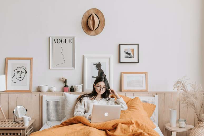 Criar um ambiente relaxante em casa transforma o seu espaço e colabora para a saúde física e mental