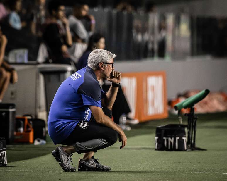 Jogo entre Santos e Botafogo-SP terá apenas mulheres, crianças e pessoas  com deficiência na Vila