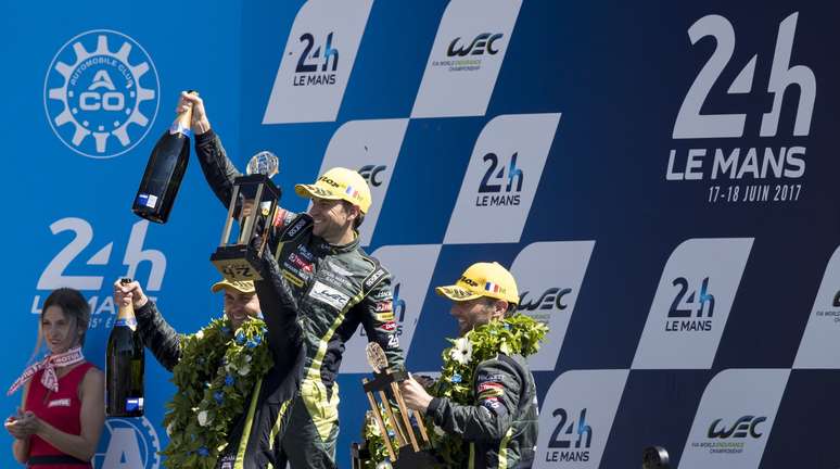 Então pela Aston Martin, Daniel Serra celebra sua primeira vitória em Le Mans, em 2017