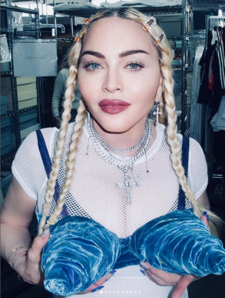 Além dos ensaios, Madonna compartilha com 19 milhões de fãs no Instagram ítens icônicos de sua trajetória