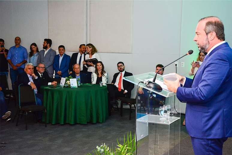 O ministro de Minas e Energia, Alexandre Silveira, discursa em evento de empresário réu por mineração ilegal