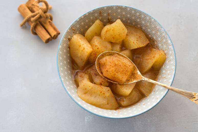 Ma&ccedil;a aquecida com canela em p&oacute; 