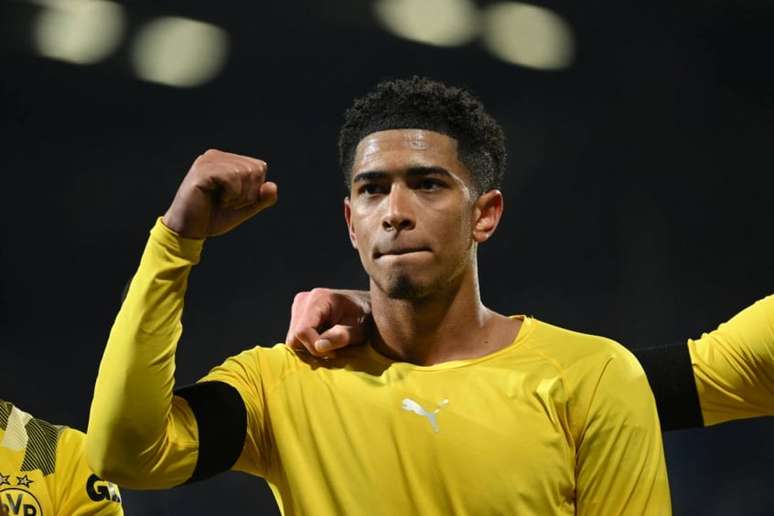 Bellingham celebra gol pelo Dortmund (Foto: INA FASSBENDER / AFP)