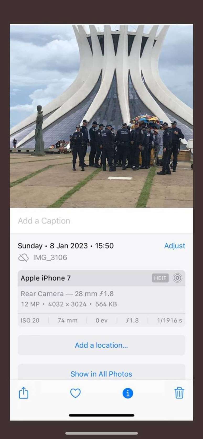 Metadados da foto mostram que imagem foi tirada às 15h50 de 8 de janeiro