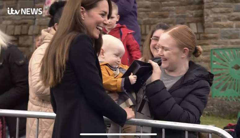 Baby “steals” Kate Middleton’s purse and attracts attention at an event;  Watch a video