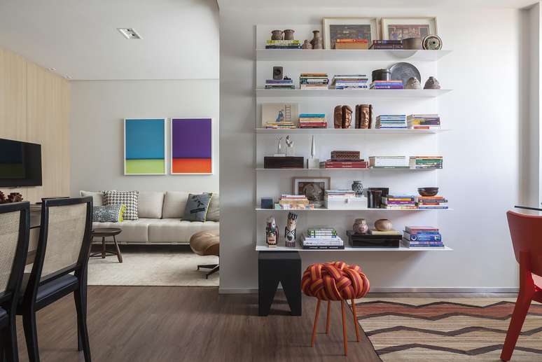 Sala de apartamento em projeto da designer de interiores Nara Cunha.