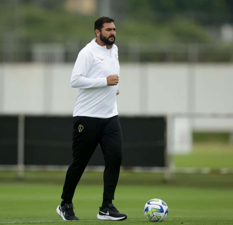 Danilo terá a primeira oportunidade de dirigir o elenco principal do Corinthians (Foto: Rodrigo Coca/Ag.Corinthians)