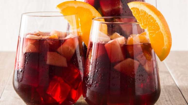 Sangria de vinho tinto com frutas é um dos drinks clássicos