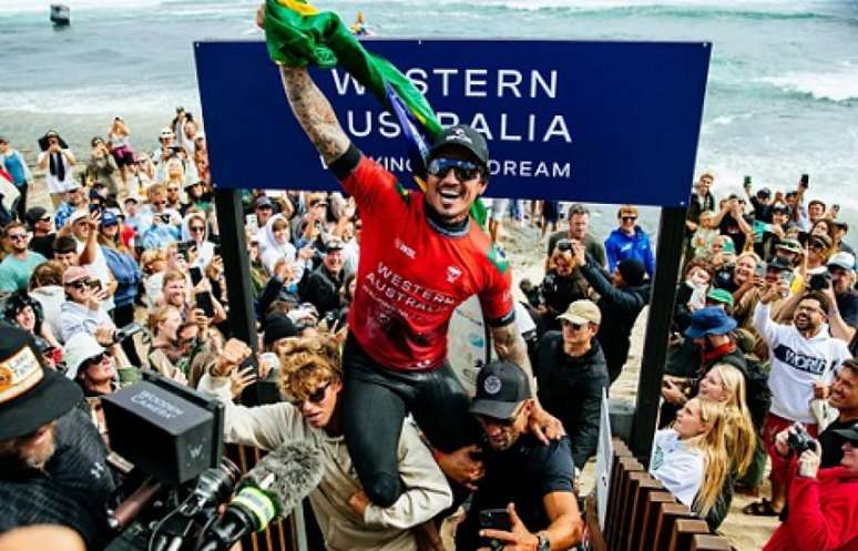 Medina acabou com jejum de troféus na carreira (Foto: Aaron Hughes/World Surf League)