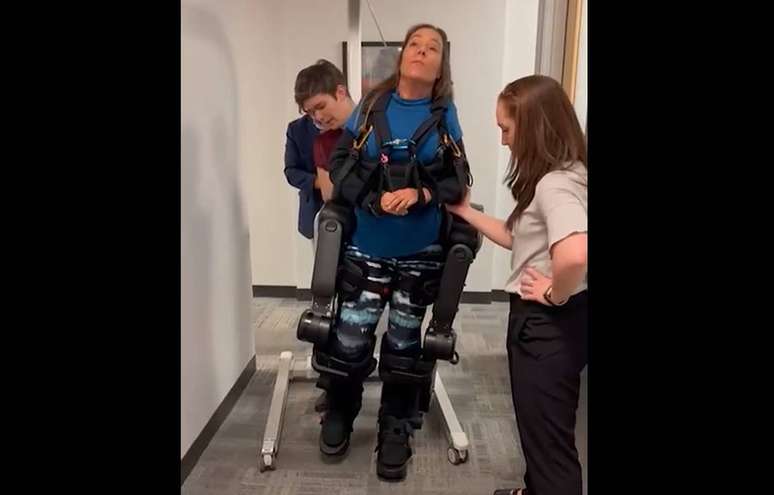 Mara Gabrilli tests the exoskeleton that allows people with paralysis to walk again;  Watch a video