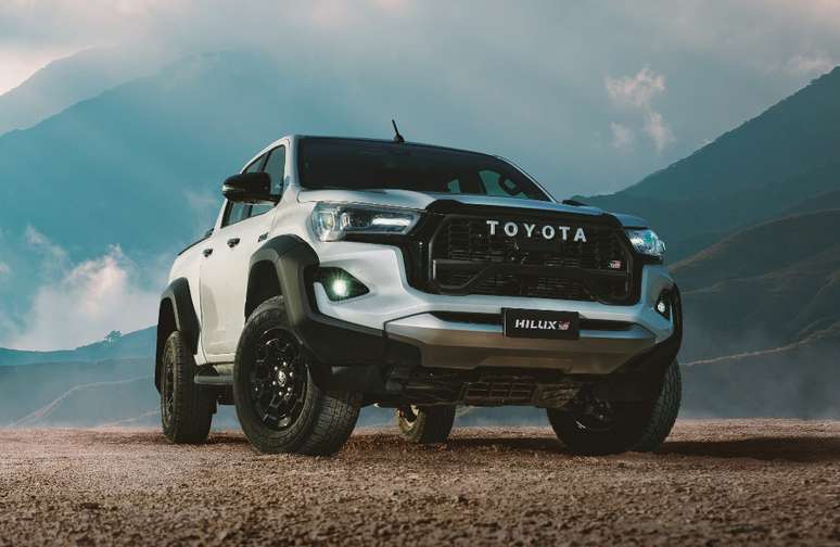 Toyota Hilux GR-Sport mostra que é picape esportiva de verdade.