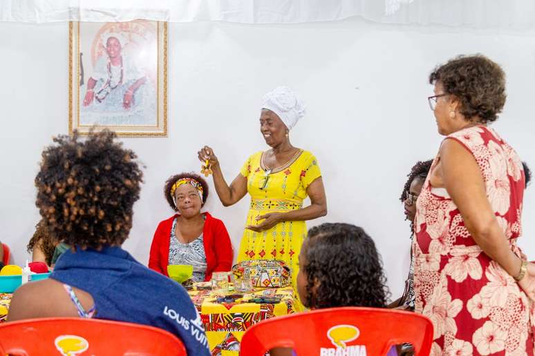 Dete Lima ministrando oficina no Instituto da Mulher Negra Mãe Hilda, em Salvador