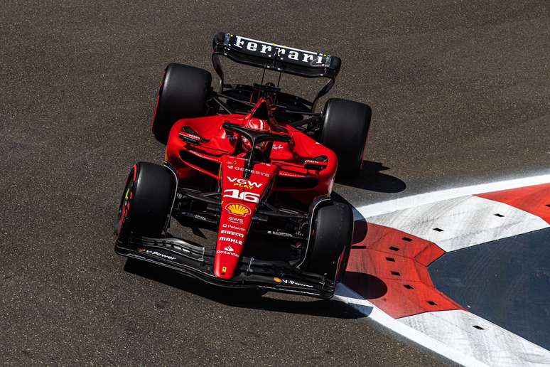 Charles Leclerc na sessão de classificação em Baku