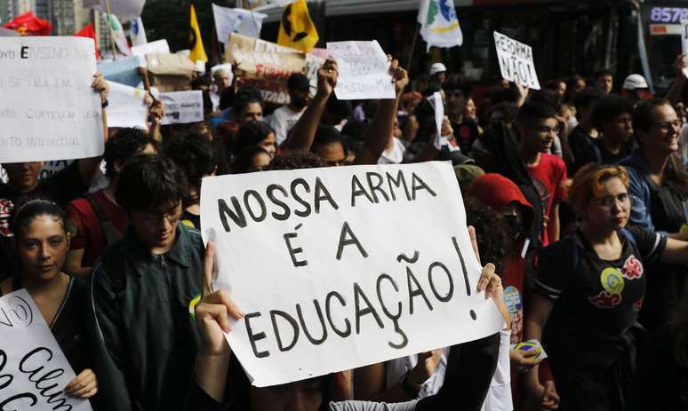Políticos de esquerda, movimentos estudantis e organizações educacionais, como a Campanha Nacional pelo Direito à Educação, pressionaram o governo pela revogação do Novo Ensino Médio