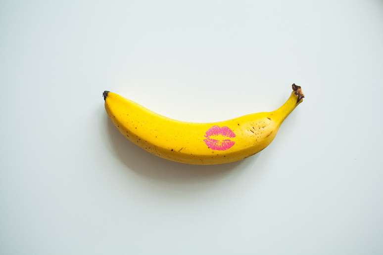 Imagem meramente ilustrativa de uma banana com marca de batom